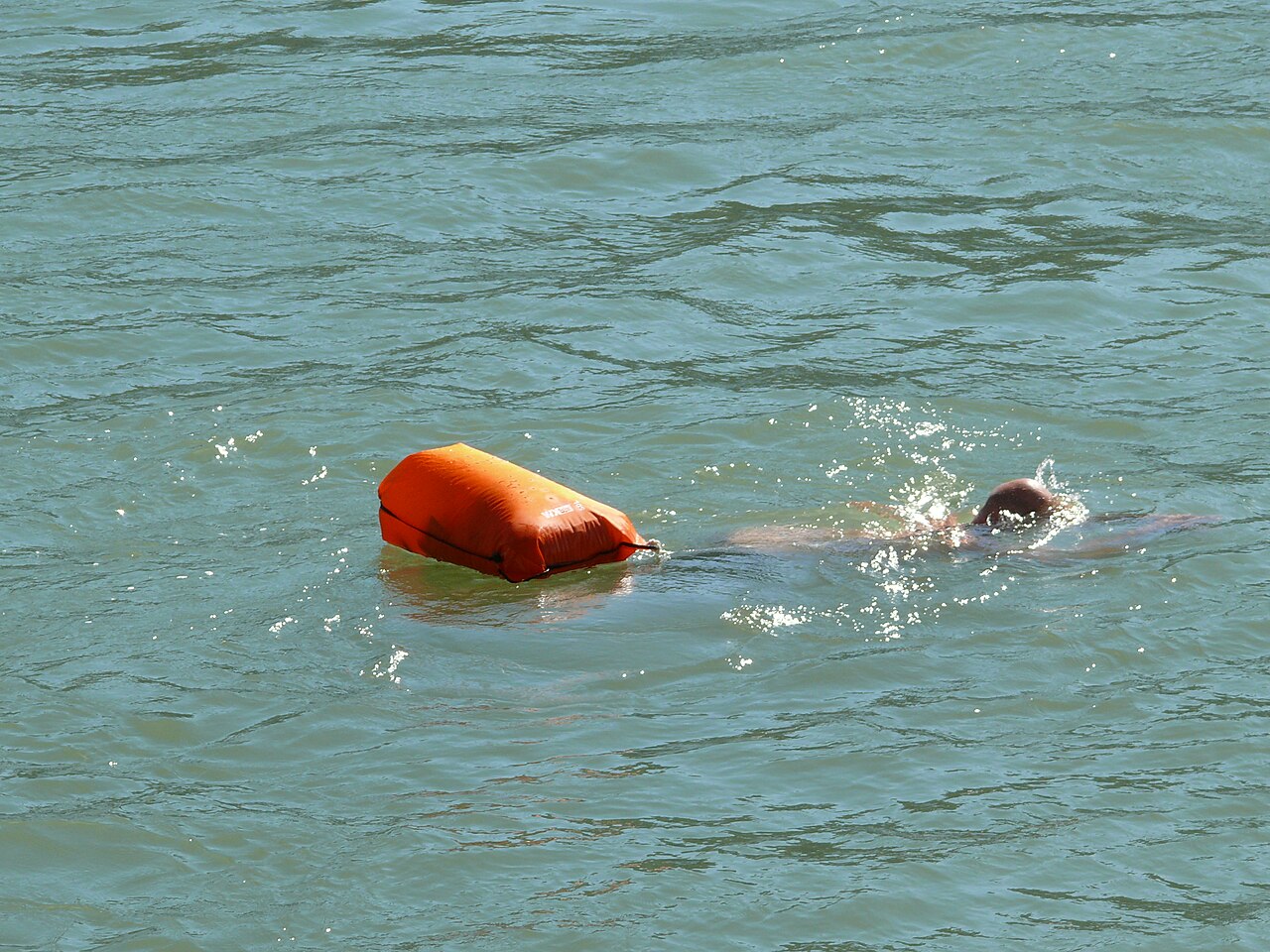Rheinschwimmer mit orangem Schwimmsack